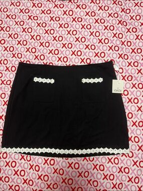 CeCe Black Mini Skirt with White Floral Trim Xl